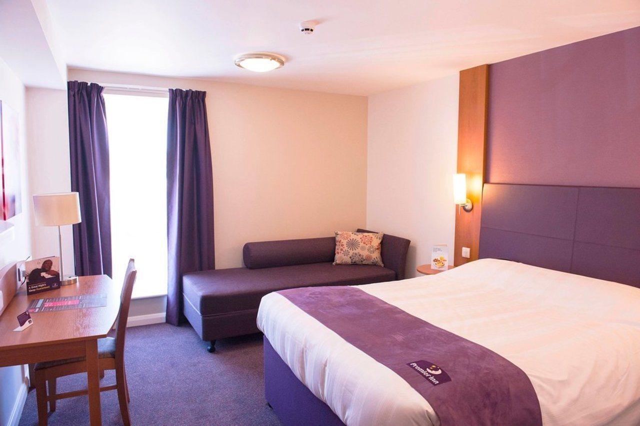 Premier Inn Manchester Airport Runger Lane North Hale  Bagian luar foto