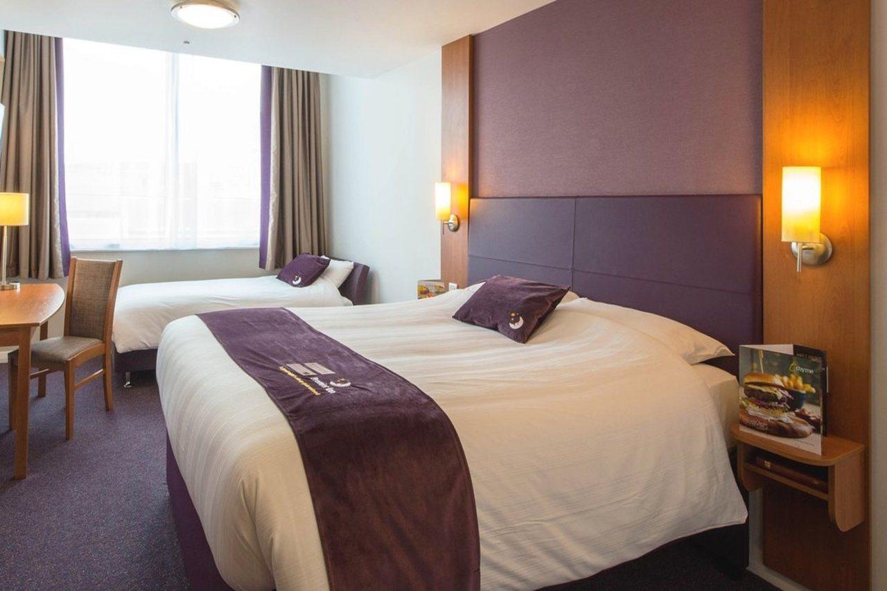 Premier Inn Manchester Airport Runger Lane North Hale  Bagian luar foto